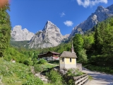 Hinterbärenbad mit der Mariahilf-Kapelle und dem Anton-Karg-Haus unter dem Gipfel der <a href=/gipfel/kleine-halt-7031/>Kleine Halt.</a>  (Foto gespeichert zu Ausgangspunkt Anton-Karg-Haus),#