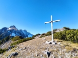Gipfelkreuz mit <a href=/gipfel/vordere-platteinspitze-4728/>Vordere Platteinspitze</a>  links im Hintergrund,#