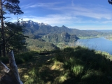 Blick auf <b>Herzogstand,</b> <a href=/gipfel/heimgarten-138/>Heimgarten</a> und Kochelsee (Foto gespeichert zu <a href=/freizeit/aussichtspunkt-gamskoepfl-89214/>Aussichtspunkt Gamsköpfl</a>),#