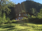 Blick auf das Gasthaus von den unterhalb gelegenen Schwimmbecken aus (Foto gespeichert zu Ziel Berggasthof Rosengasse),#