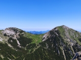 Blick auf die <a href=/huetten/weilheimer-huette-krottenkopfhuette-7583/>Weilheimer Hütte</a>  zwischen <a href=/gipfel/krottenkopf-33446/>Krottenkopf</a> (rechts) und  <a href=/gipfel/oberer-risskopf-3491/>Oberer Rißkopf</a>  (Foto gespeichert zu <a href=/gipfel/bischof-856/>Bischof</a>) (Foto gespeichert zu Ziel Weilheimer Hütte),#