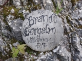 Am Abzweig der Forststraße weißt schon das Schild auf die bewirtschaftete Alm hin,#