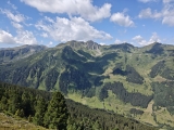 Blick nach Westen auf <a href=/gipfel/sonnenjoch-19210/>Sonnenjoch,</a> <a href=/gipfel/grosser-beil-3418/>Großer Beil</a> und <a href=/gipfel/laempersberg-3419/>Lämpersberg</a>,#