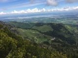 Blick vom <a href=/gipfel/strohnkopf-7745/>Strohnkopf</a> auf die <a href=/huetten/bruendlingalm-4740/>Bründlingalm</a> (links), <a href=/huetten/bachschmied-kaser-12009/>Bachschmied-Kaser</a> (mitte) und <a href=/freizeit/hochfelln-seilbahnen-mittelstation-95/>Hochfelln Seilbahnen Mittelstation</a>   (rechts) (Foto gespeichert zu Ziel Bründlingalm),#