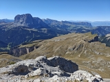 Blick über die <a href=/freizeit/stevia-huette-153666/>Stevia Hütte</a> (Bildmitte) zum <a href=/gipfel/langkofel-saslonch---sassolungo-417/>Langkofel </a> ,#