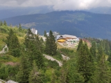 Blick zur Bergstation der Arber-Gondelbahn mit dem  Arberschutzhaus und der <b>Eisensteiner Hütte</b>  (Foto gespeichert zu <a href=/freizeit/grosser-seeriegel-153314/>Großer Seeriegel</a>),#