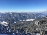 Blick vom <a href=/gipfel/grubereck-10677/>Grubereck</a> mit dem darunterliegenden <a href=/gipfel/daffenstein-10678/>Daffenstein</a> über Kreuth zum <a href=/gipfel/hirschberg-559/>Hirschberg</a> (Foto gespeichert zu <a href=/gipfel/grubereck-10677/>Grubereck</a>) (Foto gespeichert zu Ziel Hirschberg),#