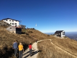 Links das Hochfellnhaus, rechts die Bergstation (Foto gespeichert zu Ausgangspunkt Hochfellnhaus),#