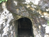Höhle am Wegrand (innen steht Wasser) (Foto gespeichert zu Ziel Höhle),#