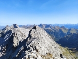 Blick über den <a href=/gipfel/steinschartenkopf-32131/>Steinschartenkopf</a> zum <a href=/gipfel/bockkarkopf-665/>Bockkarkopf</a> und <a href=/gipfel/maedelegabel-27082/>Mädelegabel</a> (Foto gespeichert zu <a href=/gipfel/hohes-licht-747/>Hohes Licht</a>) (Foto gespeichert zu Ziel Steinschartenkopf),#