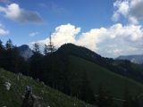 Blick zur Koth-Alm und <a href=/gipfel/wendelstein-493/>Wendelstein</a> (Foto gespeichert zu <a href=/wanderweg/aussichtspunkt-breitensteinfensterl-hubertushuette-3451/>Weg</a>) (Foto gespeichert zu Ziel Wendelstein),#