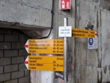 Bei Ankunft rechts durch den Stollen oder links zum Wanderweg,#