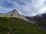 Blick <a href=/gipfel/hoech-30629/>hoch</a> zum <a href=/gipfel/muttenchopf-3446/>Muttenchopf</a> mit der unteren Felspassage (Foto gespeichert zu <a href=/wanderweg/muttenchopf-limmernsee-stollen-20423/>Weg</a>) (Foto gespeichert zu Ausgangspunkt Muttenchopf),#