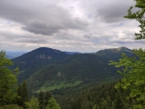 Blick zum <a href=/gipfel/geierstein-878/>Geierstein</a> (links) und <a href=/gipfel/fockenstein-8929/>Fockenstein</a> (Foto gespeichert zu <a href=/wanderweg/grasleitenkopf-grasleitenstein-1075/>Weg</a>) (Foto gespeichert zu Ausgangspunkt Fockenstein),#