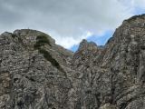 Der mittlere Zacken muss nordseitig etwas tiefer umklettert werden,#