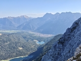 Blick vom <a href=/gipfel/gamsanger-66490/>Gamsanger</a> auf Ferchensee, Lautersee und <a href=/freizeit/mittenwald-93200/>Mittenwald </a> ,#