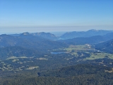 Blick über den Barmsee zum Walchensee mit <a href=/gipfel/jochberg-35242/>Jochberg,</a> <a href=/gipfel/herzogstand-551/>Herzogstand</a> und <a href=/gipfel/heimgarten-138/>Heimgarten</a> (Foto gespeichert zu Ziel Obere Wettersteinspitze),#