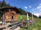 Terrasse der Patscheralm (Foto gespeichert zu Ausgangspunkt Patscher Alm),#