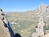 Blick über die <a href=/huetten/regensburger-huette-rifugio-firenze-7701/>Regensburger Hütte</a>  auf die Seceda (Foto gespeichert zu Ziel Pizascharte),#