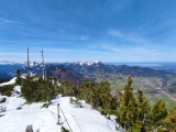 Blick zur Bergstation der Rauschbergbahn mit <a href=/gipfel/hochgern-33428/>Hochgern</a> und <a href=/gipfel/hochfelln-35662/>Hochfelln</a> (Foto gespeichert zu <a href=/gipfel/hochfelln-35662/>Hochfelln</a>) (Foto gespeichert zu Ausgangspunkt Hochgern),#