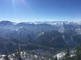 Ganz links der Guffert - dann die Blauberge mit der <a href=/gipfel/halserspitz-901/>Halserspitz</a> als höchsten Punkt und der <a href=/gipfel/schildenstein-902/>Schildenstein</a> (Foto gespeichert zu <a href=/gipfel/risserkogel-401/>Risserkogel</a>),#