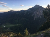 Blick über die Hinteralm, <a href=/gipfel/silleck-25931/>Silleck</a> und <a href=/gipfel/bischofsstuhl-21090/>Bischofsstuhl</a> auf den <a href=/gipfel/hochgern-33428/>Hochgern</a> (Foto gespeichert zu <a href=/gipfel/roetlwandkopf-15712/>Rötlwandkopf</a>) (Foto gespeichert zu Ausgangspunkt Hochgern),#