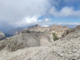 Blick vom Laurenzisteig-Einstieg zur <a href=/huetten/tierser-alpl-huette-alpe-di-tires-3831/>Tierser Alpl Hütte</a>   und dem Kamm mit dem Maximiliansteig ,#