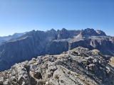 Blick auf den Sellastock. Hinten der <a href=/gipfel/piz-boe-30798/>Piz Boe.</a>  Bildmitte  die Pisciadu Hütte.,#
