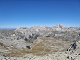 Blick nach Norden. Links mit Gras der <a href=/gipfel/col-dala-pieres-33551/>Col dala Pieres,</a>   links hinten Sas Rigais und rechts der <a href=/gipfel/piz-duleda-29554/>Piz Duleda </a>  ,#