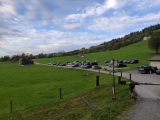 Am Wanderparkplatz Pfannenstiel und der Talstation der LSB <a href=/gipfel/alp-sigel-68252/>Alp Sigel</a>  vorbei,#
