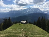 Die Schellalm mit der <a href=/gipfel/zugspitze-499/>Zugspitze</a> (Foto gespeichert zu <a href=/huetten/schellalm-8243/>Schellalm</a>) (Foto gespeichert zu Ausgangspunkt Zugspitze),#