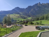 Parkplatz an der fast unsichtbaren Talstation (Foto gespeichert zu Ziel Seilbahn Tiers Talstation),#