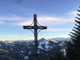 <a href=/gipfel/soeller-kreuz-34634/>Söller Kreuz</a> mit Hoher Salve im Hintergrund (Foto gespeichert zu Ziel Söller Kreuz),#