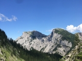 Früher Fahrweg - heute breiter aber steiler Wanderweg,#