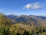 Blick zum <a href=/gipfel/hochgern-33428/>Hochgern,</a> <a href=/gipfel/haaralmschneid-34575/>Haaralmschneid</a> und <a href=/gipfel/hochfelln-35662/>Hochfelln</a> (von links nach rechts) (Foto gespeichert zu <a href=/gipfel/sulzgrabenkopf-35526/>Sulzgrabenkopf</a>) (Foto gespeichert zu Ausgangspunkt Hochgern),#