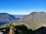 Blick nach Ruhpolding zwischen <a href=/gipfel/unternberg-6290/>Unternberg</a> (links) und <a href=/gipfel/rauschberg-vorderer-rauschberg-5943/>Rauschberg</a>,#