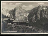 Vorderkaiserfeldenhütte mit <a href=/gipfel/hintere-karlspitze-13238/>Hintere Karlspitze,</a>  Kopftörl, <a href=/gipfel/kleine-halt-7031/>Kleine Halt,</a>  <a href=/gipfel/ellmauer-halt-34362/>Ellmauer Halt,</a>  <a href=/freizeit/rote-rinnscharte-41386/>Rote Rinnscharte</a>  und <a href=/gipfel/sonneck-9107/>Sonneck</a> (Foto gespeichert zu <a href=/huetten/vorderkaiserfeldenhuette-7535/>Vorderkaiserfeldenhütte</a>),#Historische Ansichtskarte zum <a href=/historisch/>Verkauf</a>