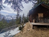 Jagdhütte mit Blick zur <a href=/gipfel/oestliche-karwendelspitze-5268/>Östliche Karwendelspitze</a>  (Foto gespeichert zu <a href=/wanderweg/parkplatz-toelzer-huette-vorderskopf-22815/>Weg</a>),#