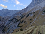 Pfad vom Joch rechts zur Lamsenjochhütte links (Foto gespeichert zu <a href=/wanderweg/lamsenjochhuette-westliches-lamsenjoch-12377/>Weg</a>) (Foto gespeichert zu Ausgangspunkt Lamsenjochhütte),#