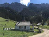 Der <a href=/gipfel/zettenkaiser-34363/>Zettenkaiser</a> rechts der Bildmitte über der Steinbergkapelle (Foto gespeichert zu Ausgangspunkt Zettenkaiser),#