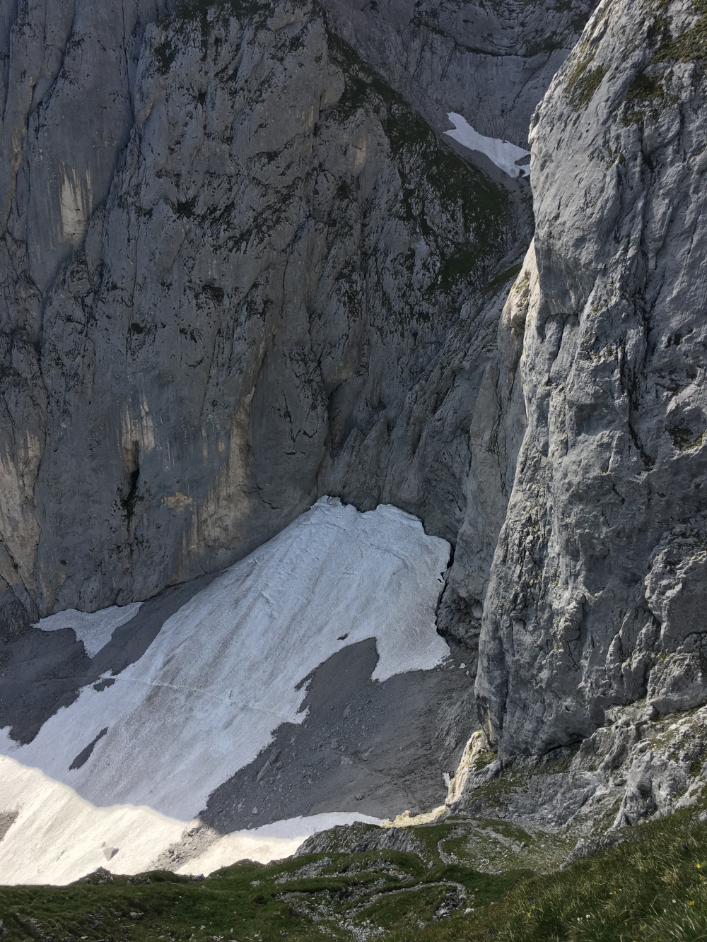 Klettersteig Ackerlspitze von St.Johann: Blick in den Niedersessel. Hier teilt sich der Weg: über die Felsstufe in der Bildmitte geht es direkt zur Ackerlspitze.