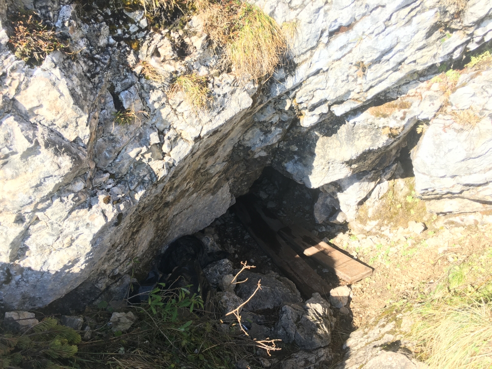 Wanderung Schafberg vom Schwarzensee: Wanderung Schafberg vom Schwarzensee: Eingang Adlerhöhle (Adler Höhle)