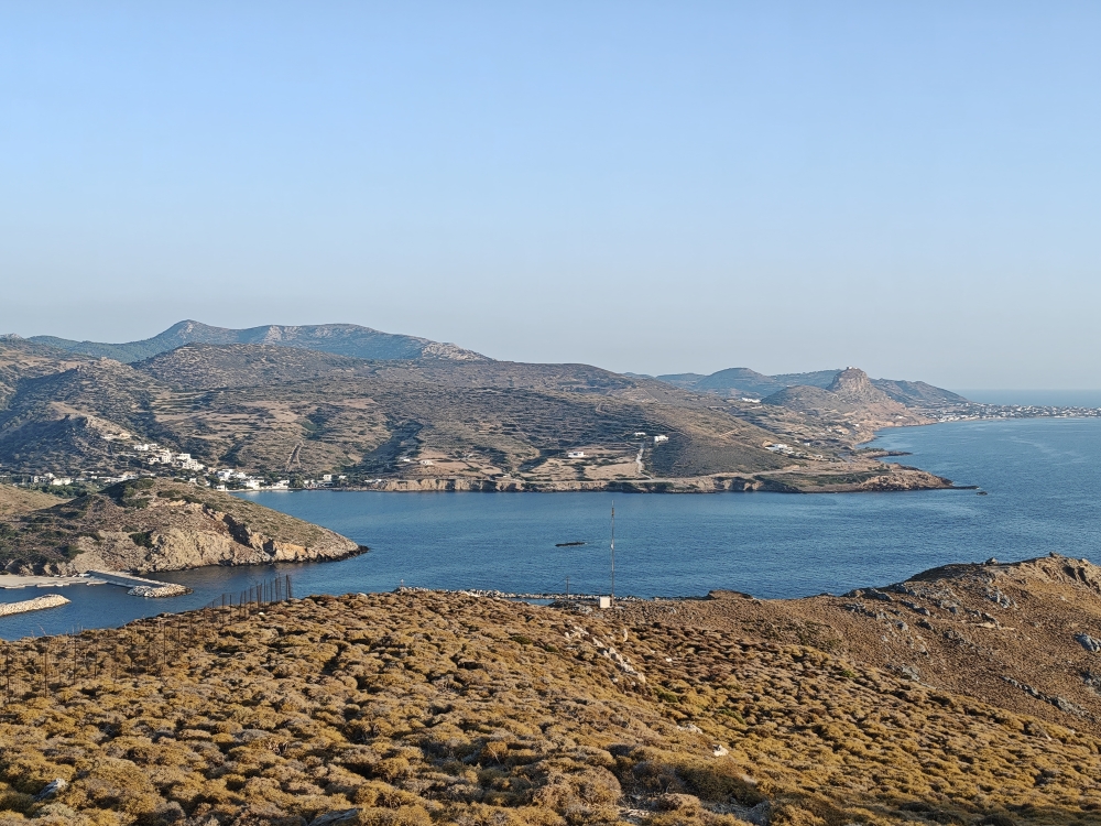 Wanderung Agios Artemios: Blick nach Norden über die Achillesbucht bis zur Hauptstadt Skyros Chora