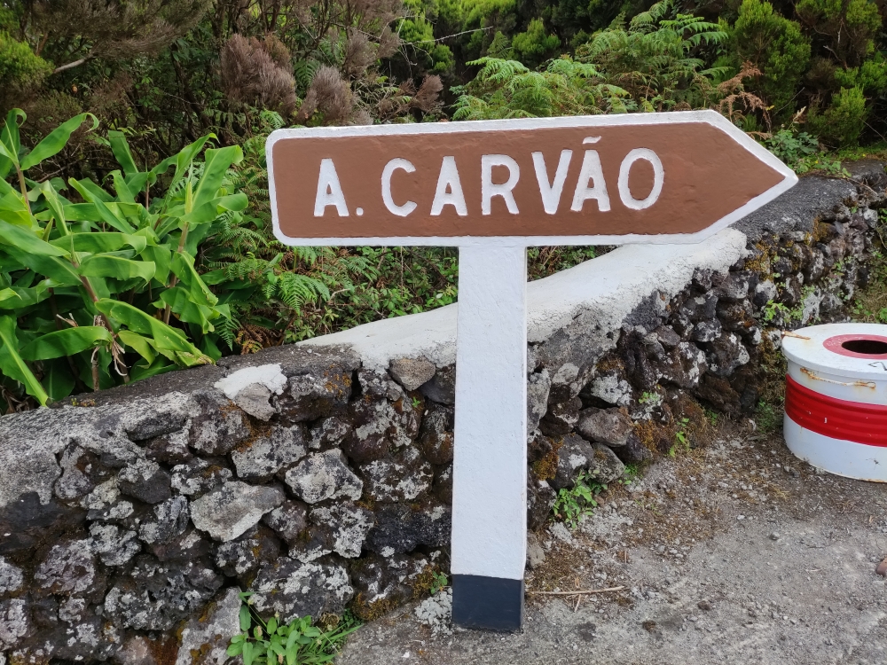 Wanderung Algar do Carvao: Nur ein paar Meter zum Kassenhaus