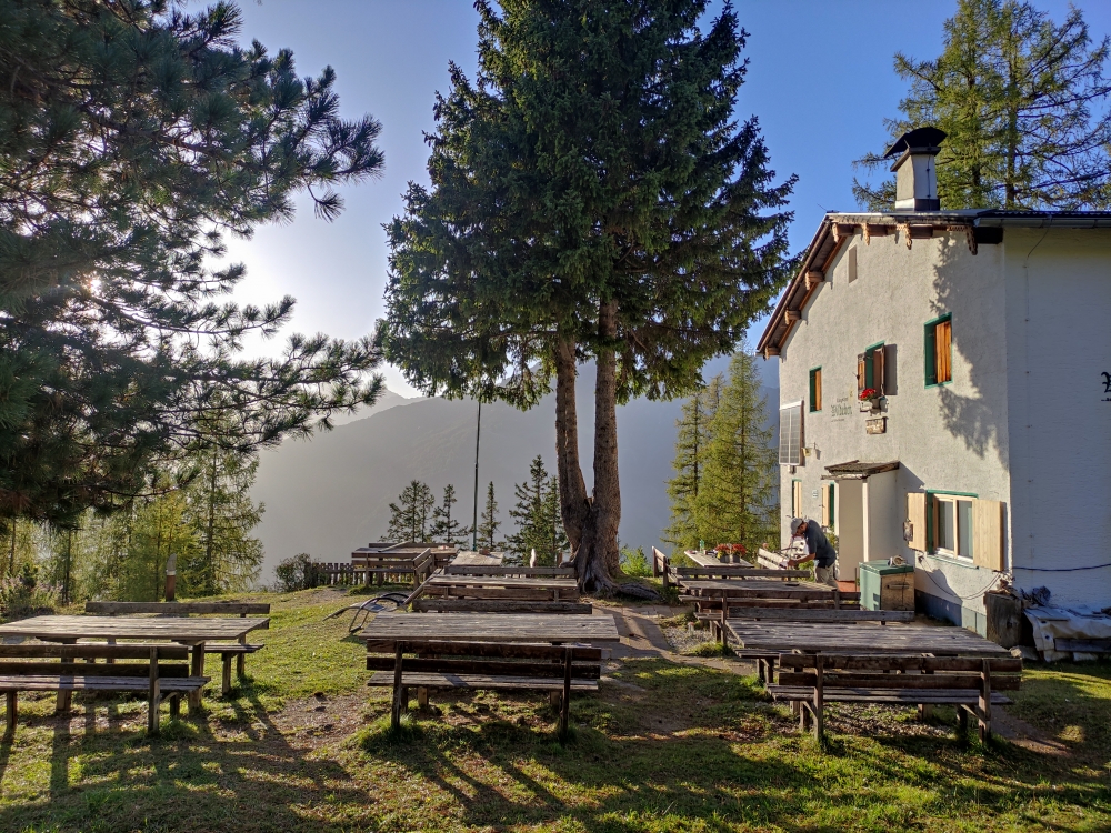 Wanderung Serles über Sonnenstein: Wanderung Serles über Sonnenstein: Rast beim Alpengasthof Wildeben