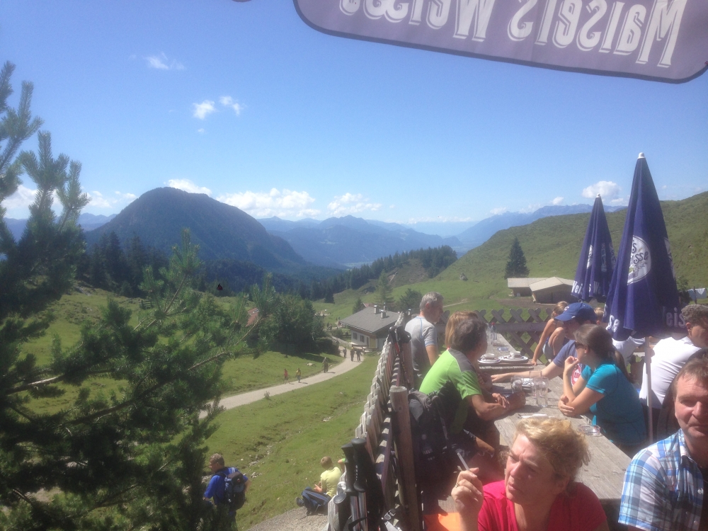 Wanderung Zettenkaiserkopf: Wanderung Zettenkaiserkopf: Rast auf der Walleralm