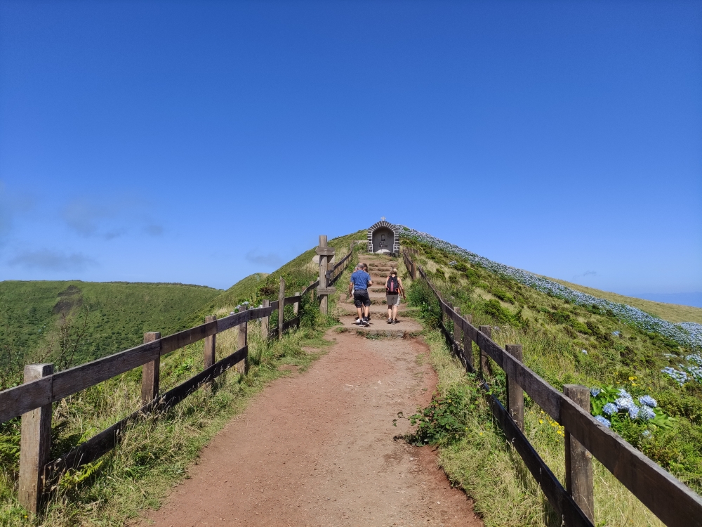 Wanderung Caldeira do Faial: An der Kapelle vorbei