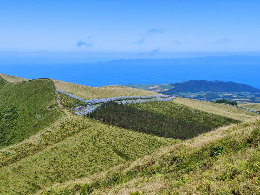 Wanderung Caldeira do Faial: Blick zum Parkplatz