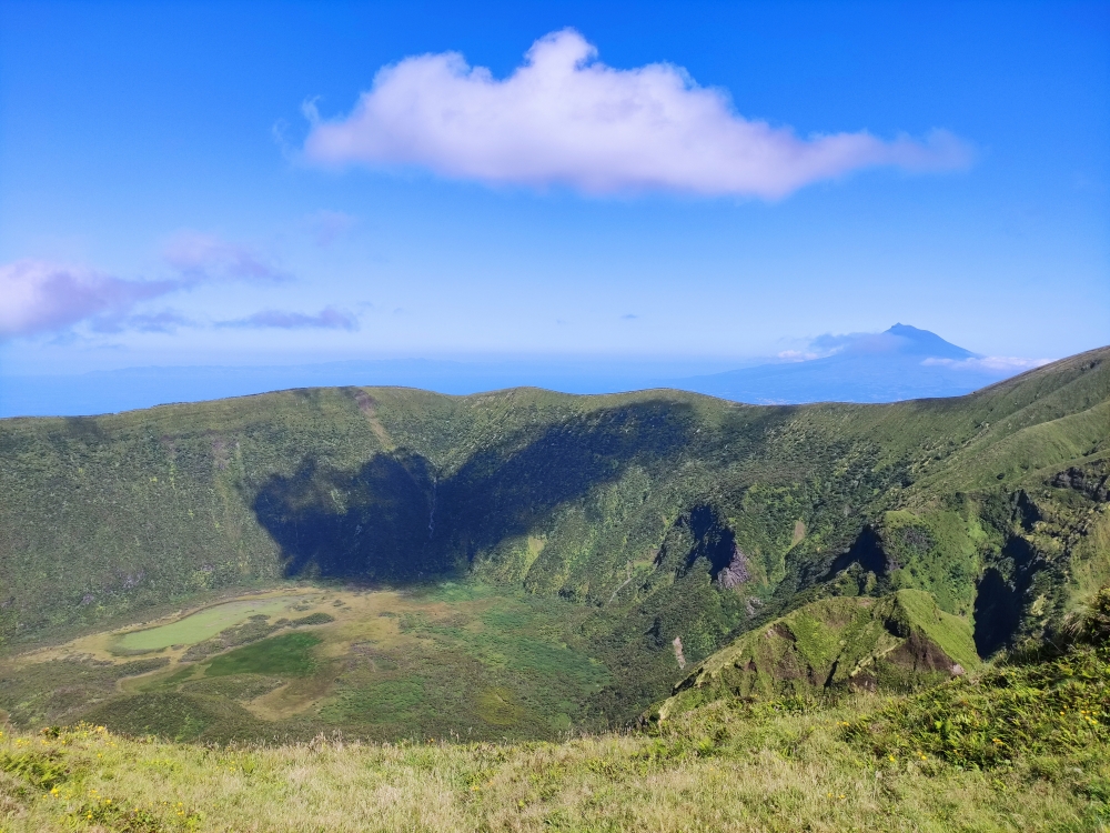 Wanderung Caldeira do Faial: Wanderung Caldeira do Faial: Blick über den Krater zum Pico (Alto do Guarda-Sol)