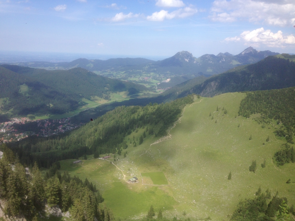 Wanderung Brecherspitz Nord: Wanderung Brecherspitz Nord: Blick von der St. Leonhard Kapelle auf die Ankelalm